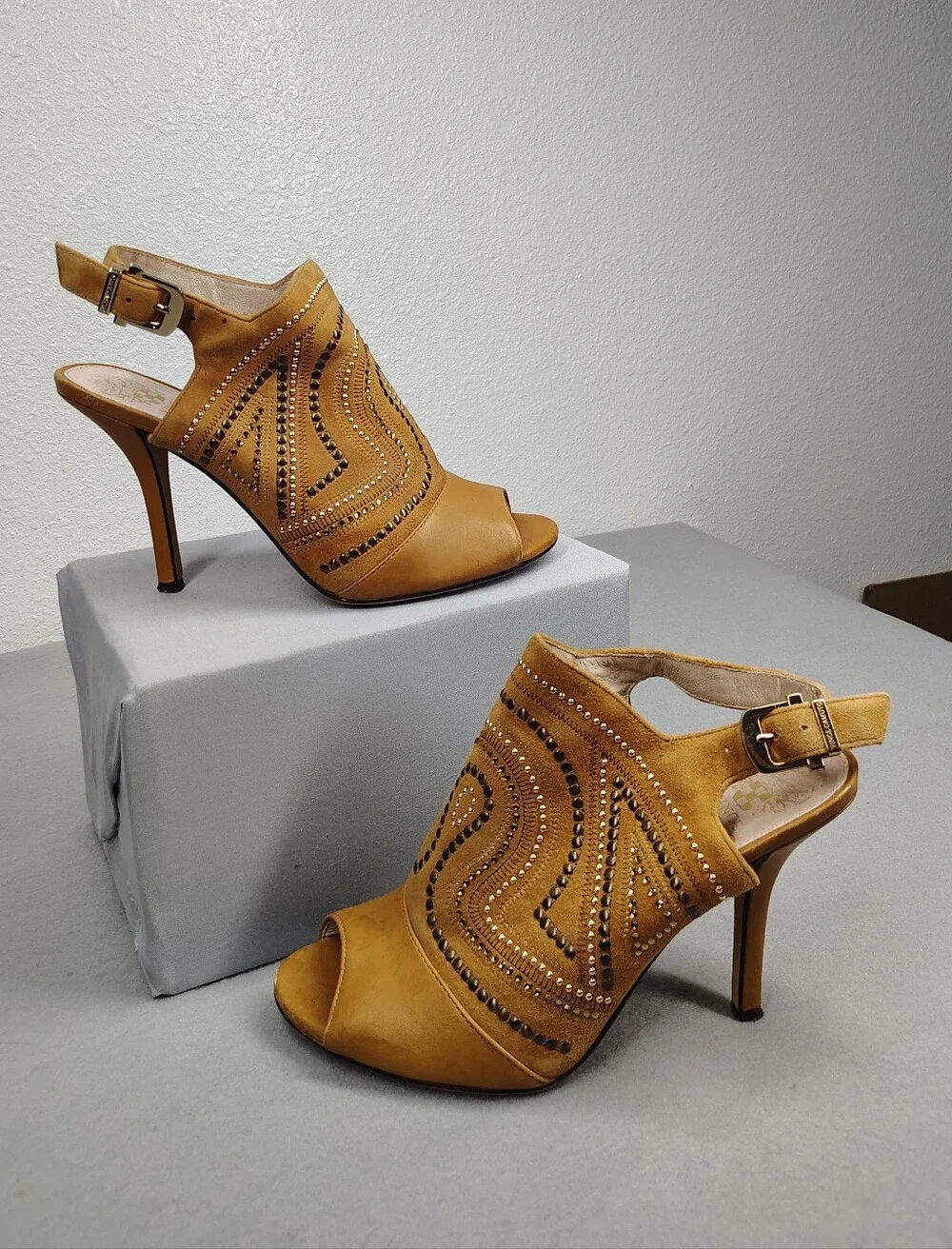 Vince Camuto Peep-Toe Leather Shoes With Buckle Strap Size 7.5 - Picture 1 of 11